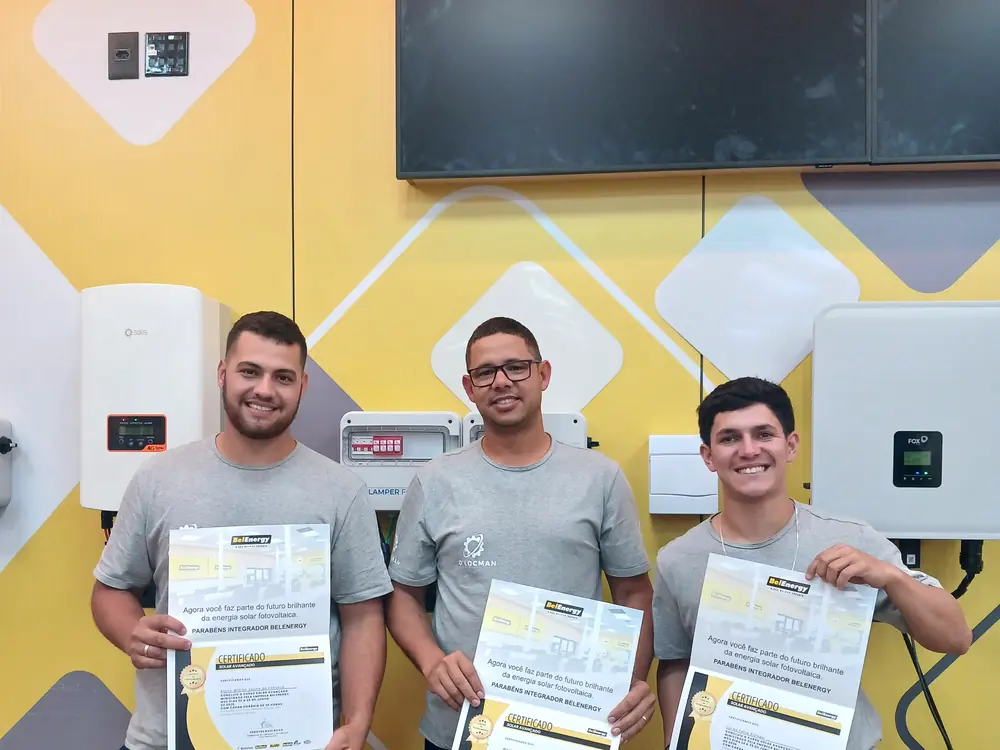 Equipe da D'Locman em treinamento técnico