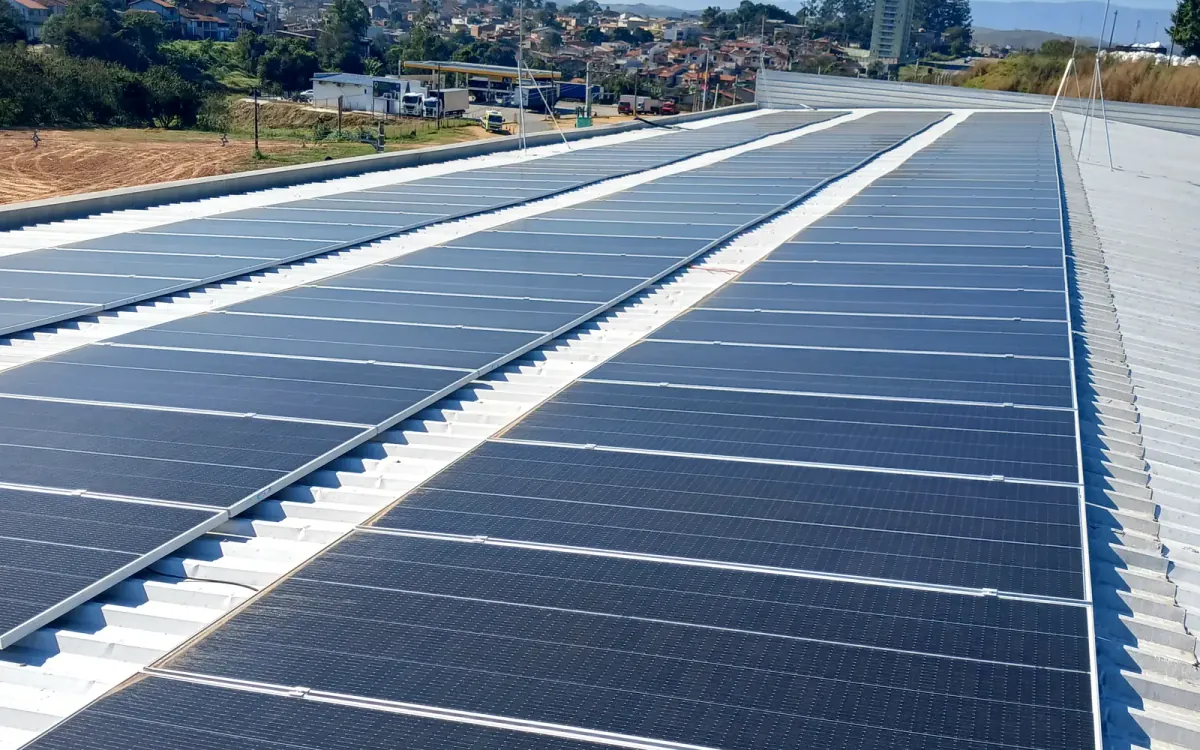 Usina fotovoltaica em cobertura industrial metálica