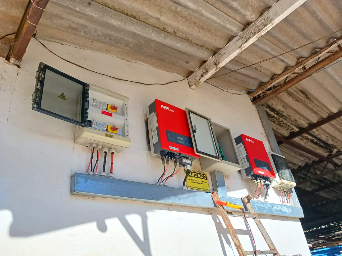 Inversores e string boxes instalados em parede