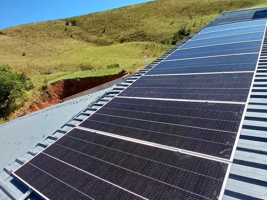 Sistema fotovoltaico em telhado metálico de propriedade rural