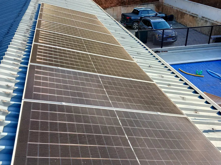 Sistema fotovoltaico em telhado metálico residencial