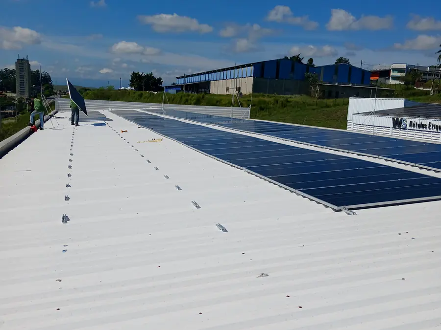 Sistema fotovoltaico em cobertura industrial
