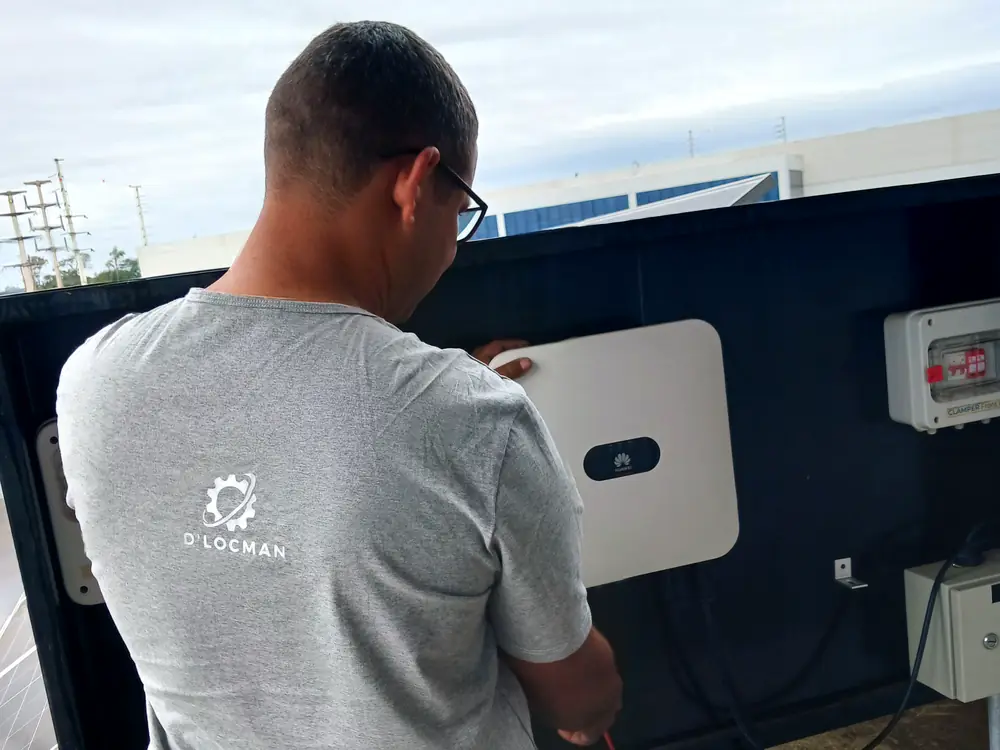 Técnico da D'Locman em serviço no inversor